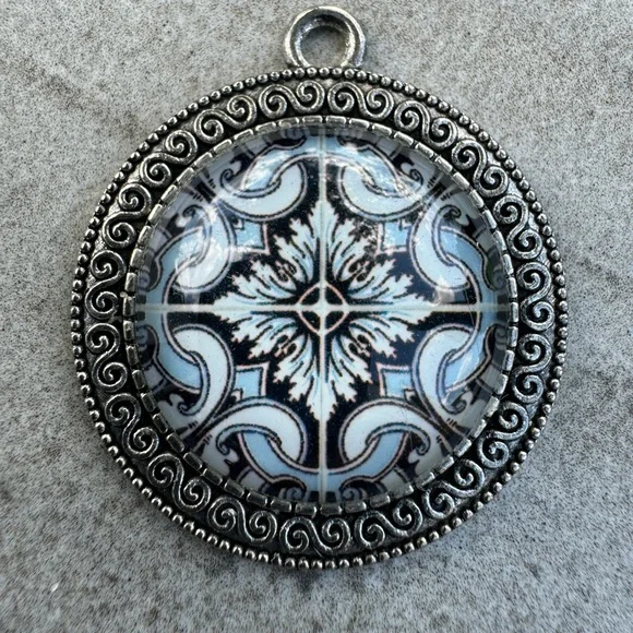 Medallion 1 1/2 inch (NWOT) - Picture 1 of 4
